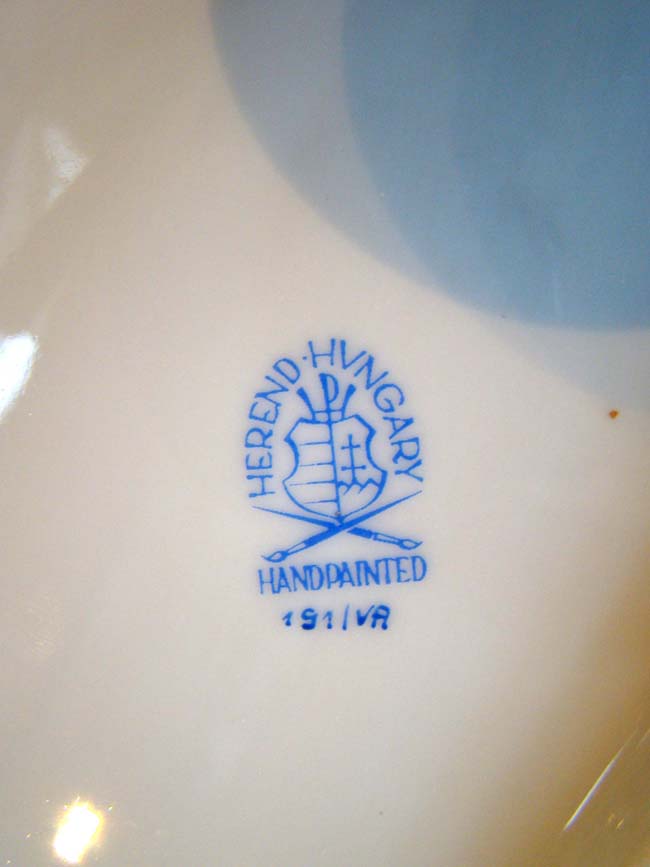 An extremely fine hand painted 'Victoria' pattern triangular serving dish by HEREND of Hungary — image 3